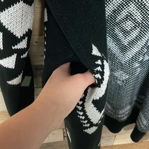 Blue Buttercup size large black and white Aztec cardigan with pockets - Picture 7 of 9